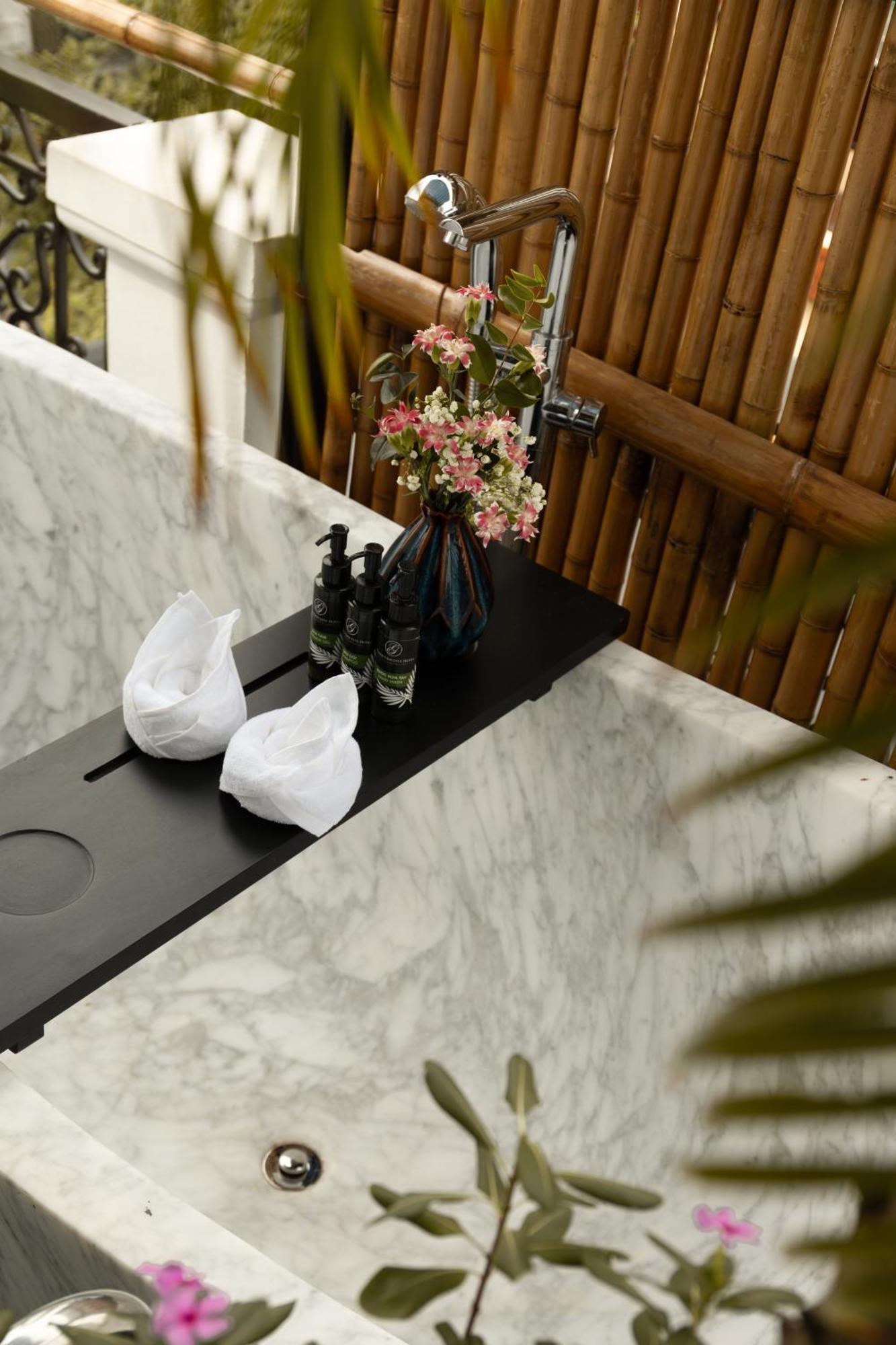 Hanoi Graceful Hotel And Travel Екстер'єр фото
